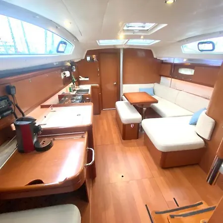 Experience A Bord A La Rochelle Sur Un Voilier Oceanis 40
