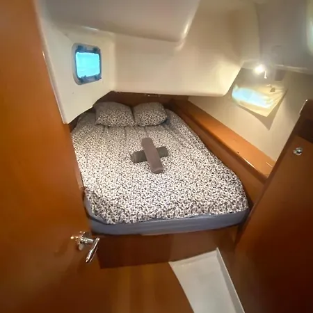 Botel Experience A Bord A La Rochelle Sur Un Voilier Oceanis 40 La Rochelle (Charente-Maritime)