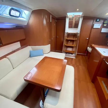 Experience A Bord A Sur Un Voilier Oceanis 40 Ботель